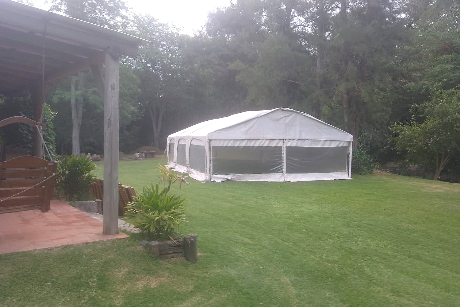 Carpa para deposito instalada en jardin como referencia exterior